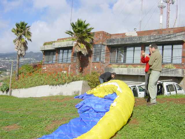 Direkt hinter dem Startplatz stehen die unübersehbaren Sendeanlagen auf dem Minivulkan, sehr praktisch für die Kofferraumstarter, Deckel auf-Schirm raus-Start...