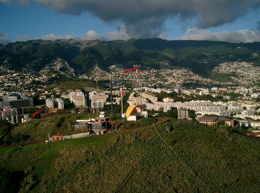 Blick zurück auf den Startplatz Pico da Cruz mit dem Antennenwald, im Hintergrund die Hauptstadt von Madeira Funchal