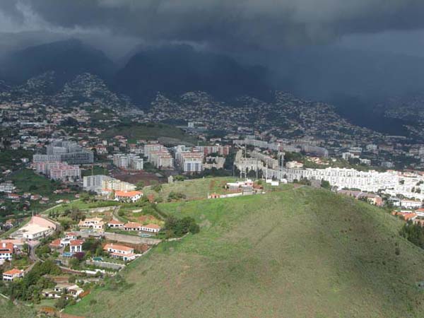 Der Hotelflug beginnt am Pico da Cruz bei den Antennen, ein Startplatz mitten in der Hauptstadt von Madeira
