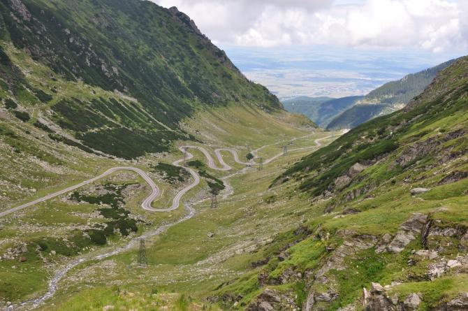 Blick unterhalb des SP in Richtung Tal - 11km entfernt der Landeplatz. Oder Toplanden zwichen Seilbahn und Hochspannungsleitungen