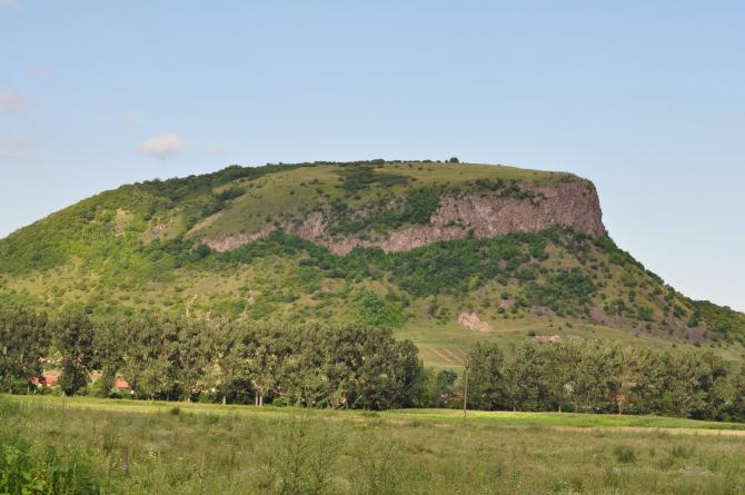 Der markante Hügel vom Ort Uroi aus gesehen