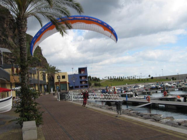 Anstatt nach Madalena do Mar kann man auch ganz leicht nach Calheta zum Hafen fliegen, bei guter Schirmbeherrschung kann das Landebier noch vor der Landung bestellt werden ;-)
