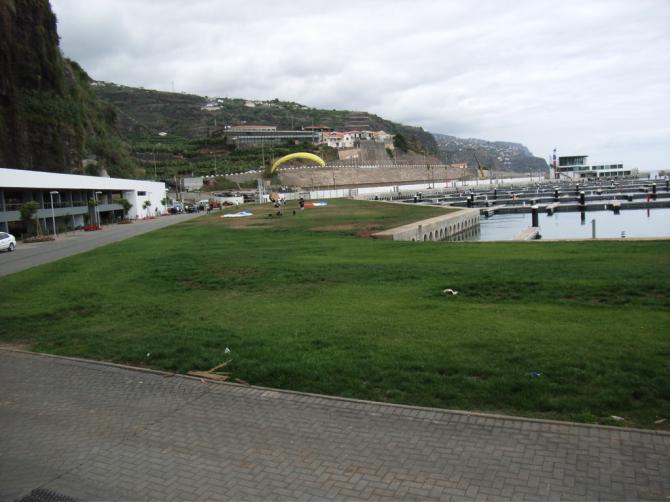 große Rasenflächen im Hafen und Meerwasserschwimmbad in Lugar de Baixo, kurz nach Ponta do Sol, einfache Landung, Getränke an der Bar, Auto direkt nebenan im Parkhaus, perfekter gehts kaum