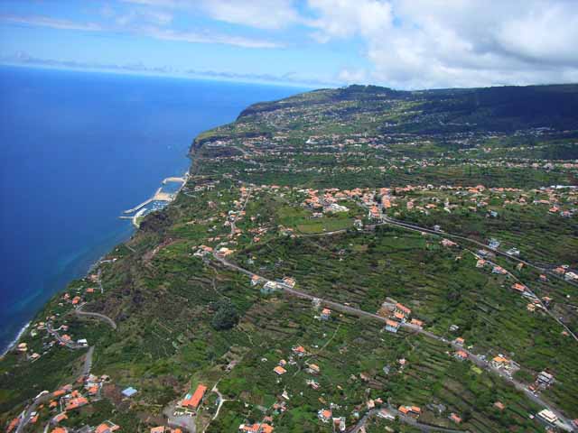 hoch über der Südküste Madeiras, in Arco da Calheta mit Blick nach Calheta und Prazeres, dominant das saftige grün, und das blau des Atlantiks