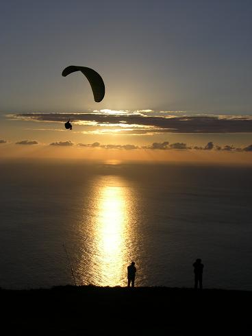 Der Madeirensische Sonnenuntergang im Januar in Arco da Calheta, die Passatwolken färben die Stimmung