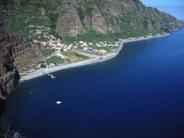 Auf der Südküste Madeiras vor Madalena do Mar, kilometerlanger Kiesstrand und deshalb glasklares Wasser, Landung am bequemsten vor einer der Bars links