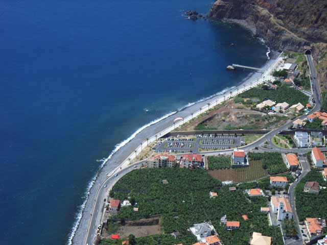 Der Landeanflug bei Westwind, rechts Madalena do Mar, in der Mitte der Parkplatz, und links der lange Kiesstrand