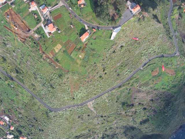 Madeiras bester Startplatz aus der Vogelperspektive, am Ende der Strasse ist der Aussichtspunkt und Restaurant Costa Verde mit Blick auf den Strand in Madalena do Mar, ein paar Meter davor das Paragliding Camp