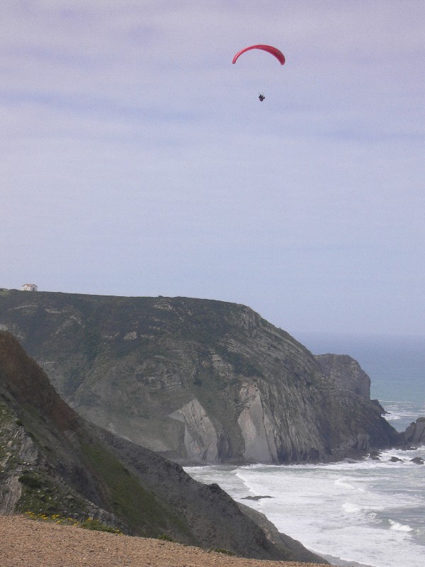 Die steile Küste bei Cordoama.
weitere Infos unter: www.freiflieger.eu
