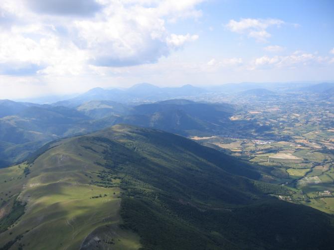 Blick nach Norden. Links Startplatz-rechts der Landeplatz.
