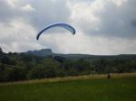 Paragliding Fluggebiet Europa » Italien » Marken,Monte Carpegna,Der Landeplatz, machmal steckt ein Lokaler Pilot eine kleine Fahne beim Landeplatz hin. Hinten sieht man die Leitung auf die man Achten sollte.