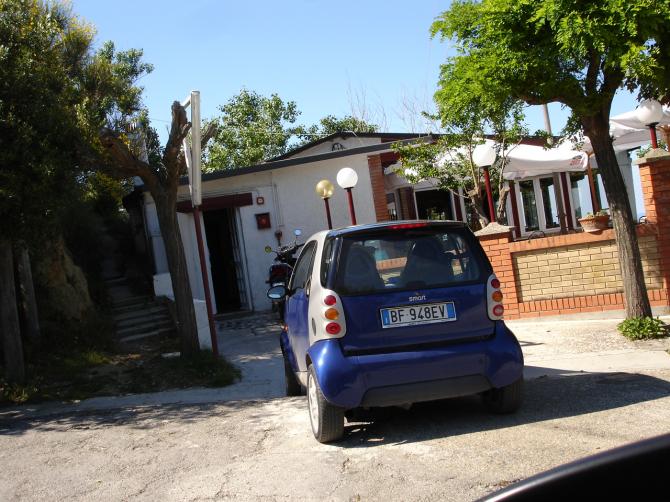 Hier hinter dem Restaurant geht der Weg zum Startplatz los. (5-10 min)