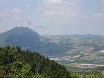 Paragliding Fluggebiet Europa » Italien » Emilia-Romagna,Cusercoli - Bellaria,Blick von San Leo aus zu Talamello. Gestartet wird auf der Schulter rechts des Berges, nicht am Gipfel. 
Der Landeplatz ist vomBetrachter aus gesehen vor dem Industriegebiet.