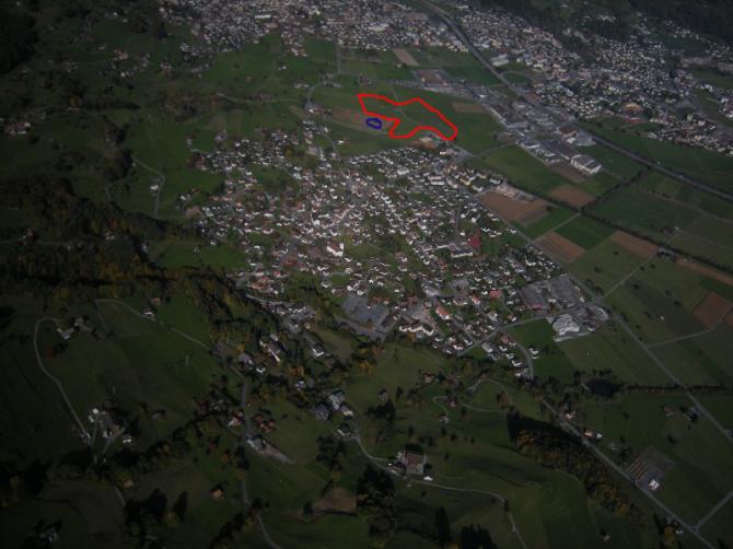 Wangs von oben. Landeplatz im rot markierten Bereich, nur im gemähten Teil der Wiese landen. Windsack beim blauen Kreis.