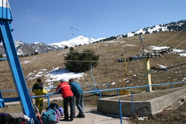 Landeplatz 2 liegt neben der Talstation des Sessellifts. Normalerweise muss hangabwaerts gegen den Wind gelandet werden.

Aufnahme: 20 Maerz 2005