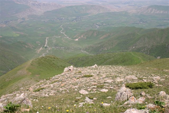 Aufgestiegen wird ueber den rechten (oestlichen) Bergruecken, der vom Schlepplift zum Startplatz fuehrt
Aufnahme: 21 August 2005