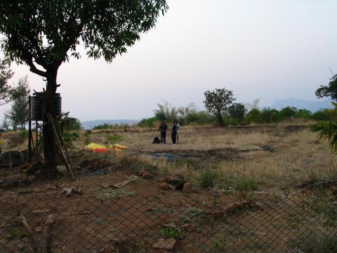 Landeplatz an der Straße.
Landing at the street.