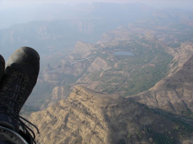 Auf der rechten Straßenseite das Camp.
On the right side of the road is the camp.
