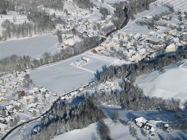 Der Landeplatz (grosse Wiese mit Windsack) befindet sich westlich des Ortskernes (Wiese in Bildmitte).