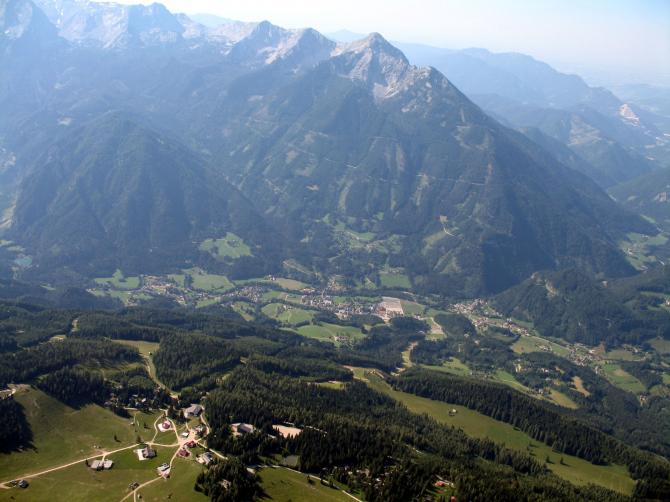 Blick von 2500m auf Hinterstoder. Links unten im Bild die Mittelstation, hier wird von der Gondel auf den Sessellift umgestiegen.
