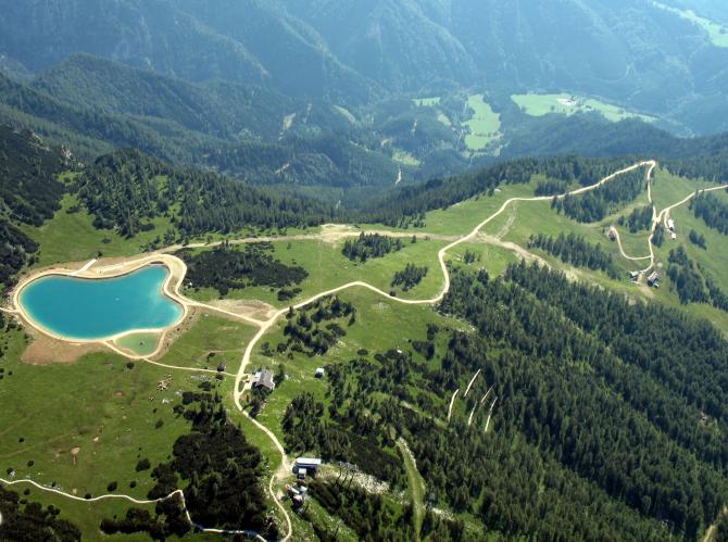 Südstartplatz und Weststartplatz von oben (Braune Flecken in Bildmitte)