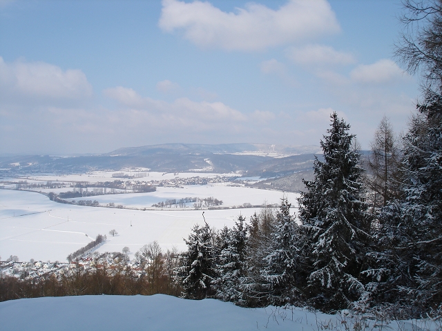 Sicht Richtung Nord.Am höchsten Punkt befindet sich das Ostgelände Kella/Berg.Fahrzeit dorthin ca. 10 min.Der Ort unterhalb heißt Aue,Ortsteil von Wanfried.