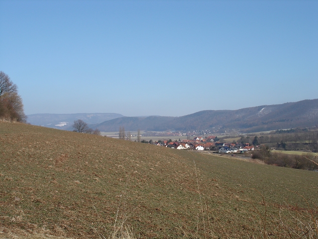 Der Standort des Photographen ist ungefähr da,wo sich am" Kleinem Leuchtberg" der Bart befindet.Startplatz-Kleiner Leuchtberg-Plesse und zurück zum Start ca. 15 km flaches Dreieck.Plesse ist der Berg im Hintergrund.