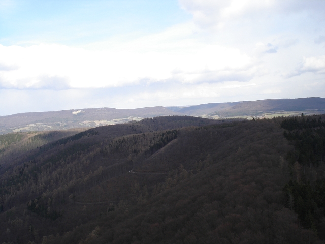 Unterhalb der Schneise kann man einen weißen Bus erkennen.Falls man von ganz unten hochläuft kann man vom Bus aus in ca 8.min direkt die Schneise hoch zum Startplatz und spart sich so ca. 800 Meter Weg.