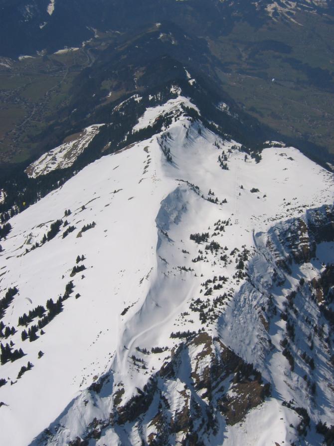 Aprilanfang mit vielversprechender Frühjahrsthermik. Blick vom Aufzug Tristenkopf auf den Startplatz Niedere / Bezau