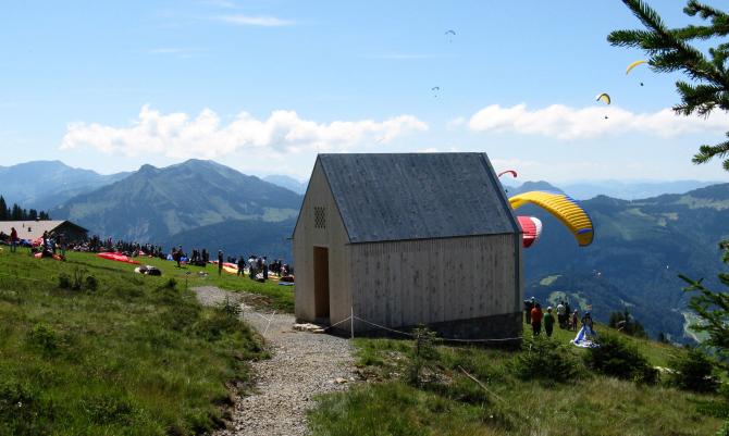 Niedere - die neue Kapelle und das ganz normale Chaos am Startplatz.
