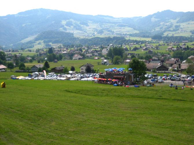 Lndeplatz Andelsbuch (06/2006), beim Apres-Flight den anderen beim Landen zusehen