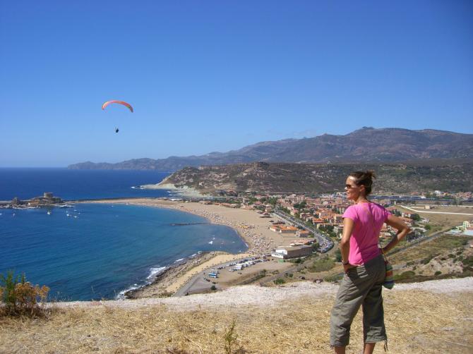 Man Sieht die Bucht vom Startplatz aus gesehen. Landemölichkeit am Strand oder auf Wiesen hinter Bosa. Bild ist vom August 2006