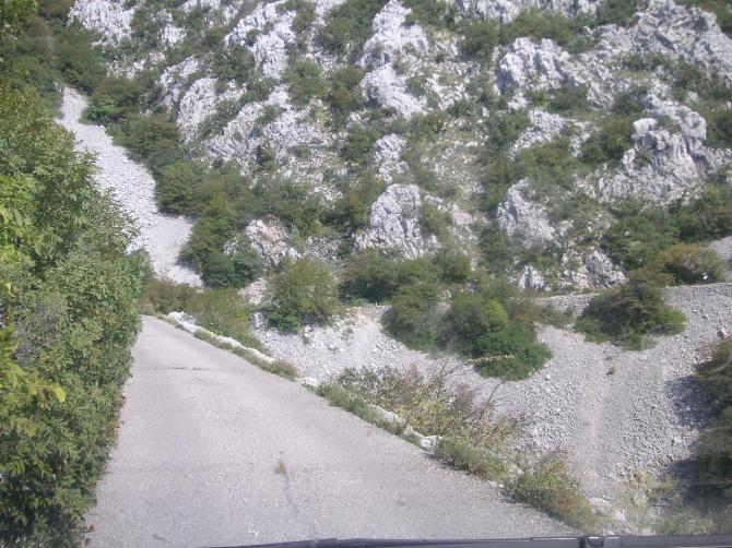 Auffahrt zum Startplatz... asfaltiert, aber mehr als ein Auto, geht nicht. Zum ausweichen gibt's ein paar Stellen.