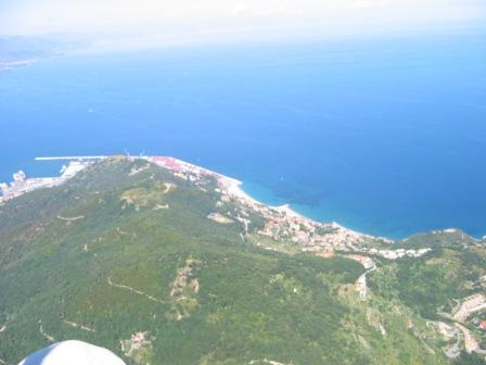 Hoch über Sportorno. Blick nach Osten auf Savona. Gestartet am Weststartplatz.