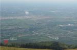 Paragliding Fluggebiet ,,Die beiden Landeplätze aus sicht des Startplatzes neben dem Sender.
LP 1 befindet sich neben dem Krankenhaus.
LP 2 ist gleich neben dem Park mit den Feuerstellen. Am Landplatz ist ein Peilpunkt (mit Sand befüllt) zu sehen.
Im Hintergrund sieht man den NATO-Flughafen.