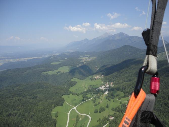 Flug vom Krvavec über Ambroz: Blickrichtung NW entlang dem Karnischen Alpenkamm