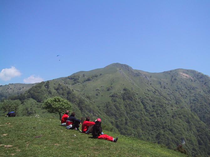 Blick vom Startplatz Kobala 1080m zum Kobilja glava 1475m (mitte) und Jalovnik 1452m (rechts)