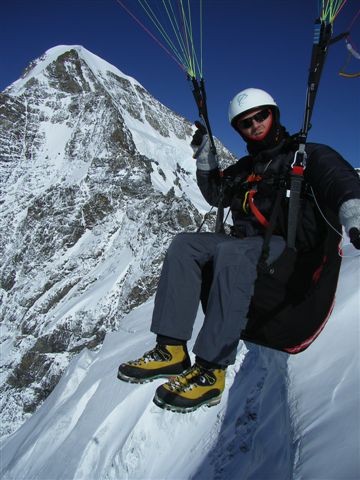 fliegen am jungfraujoch.
background: mönch