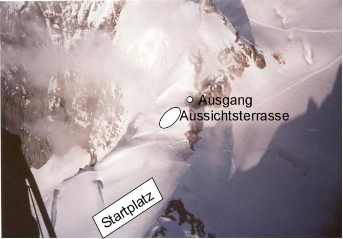 Der Startplatz ist direkt neben der Aussichtsplattform. Doch je nach Verhältnissen können Steigeisen für den Start nötig sein.