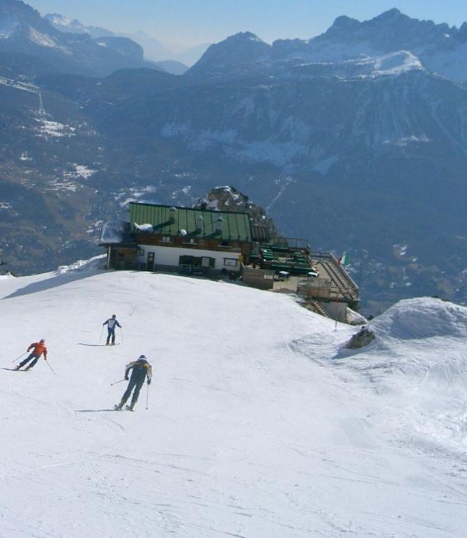 Blick auf das Rifugio Pomedes, der Start ist recht vor der Hütte möglich bei Südwind, oder hinter der Hütte bei Ostwind. Im Sommer überall, da kein Skibetrieb.