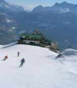 Paragliding Fluggebiet Europa » Italien » Venetien,Duca d'Aosta,Blick auf das Rifugio Pomedes, der Start ist recht vor der Hütte möglich bei Südwind, oder hinter der Hütte bei Ostwind. Im Sommer überall, da kein Skibetrieb.