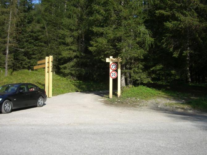Hier muß man abbiegen, um mit dem Auto zu Duca d'Aosta zu fahren. Kein Verbostschild. Straße fast ganz asphaltiert, letztes Stück Schotter. Den Schotterteil kann man auch gehen in 15-20 Minuten.