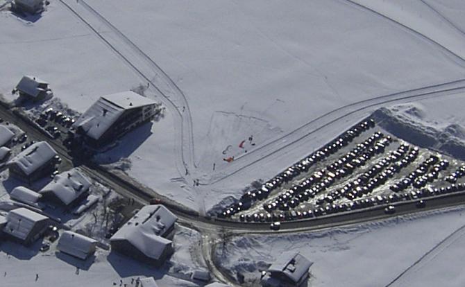 Winter-Landeplatz zwischen Parkplatz und Hotel