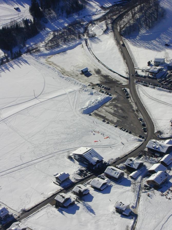 Landeplatz im Winter -unmittelbar bei Bahn und Parkplatz
