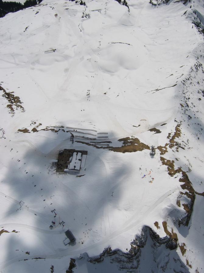 01.04.07
Übersicht Gipfel Diedamskopf: oberer Startplatz an der Antenne, unterer Startplatz am Liftmasten am linken Bildrand. Dazwischen das Gipfelrestaurant