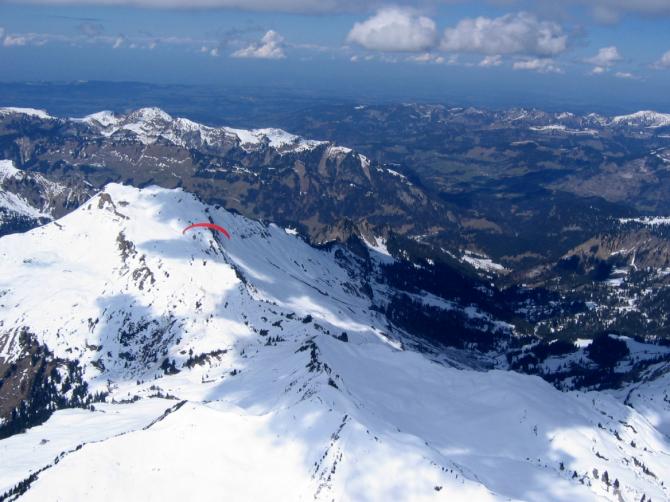 02.04.2007
Diedamskopf von Südosten, Blick über Seefluh und Hinteregger zu SP Bezau/Niedere, Tristenkopf und Winterstaude; hinten die Nagelfluhkette von Hochhäderich bis Hochgrat.