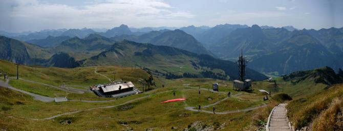 Pano vom Gipfel: HG-Rampe rt neben Antenne