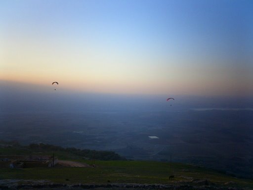 Abendsoaring in Aguergou. Vorne links im Bild ist Aznags Herberge zu sehen.
