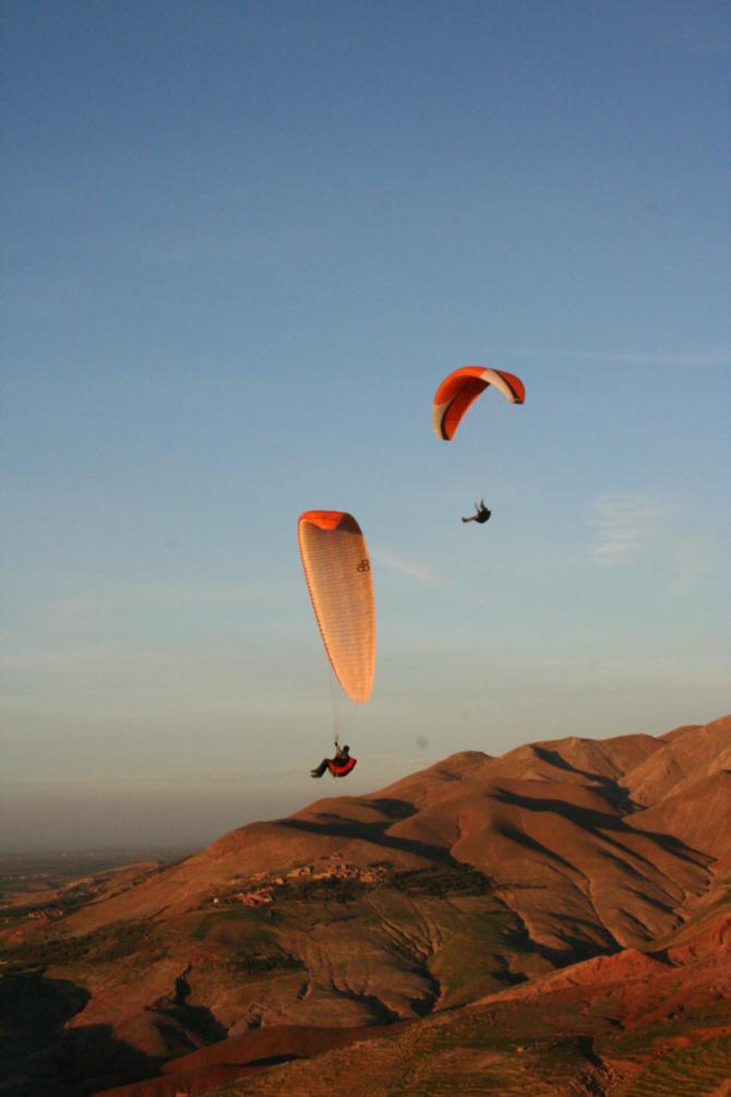 Abendflug in Aguergour, Marokko, aufgenommen im Februar 2007. Den ganzen Tag auf einen vernünftigen Wind zum Soaren gewartet, leider kam der nicht und mit Thermik war an diesem Tag auch nicht... So hats dann einfach noch ein Abendflüglein gegeben, und einige Fotos.

Danke an Christoph für das tolle Foto.