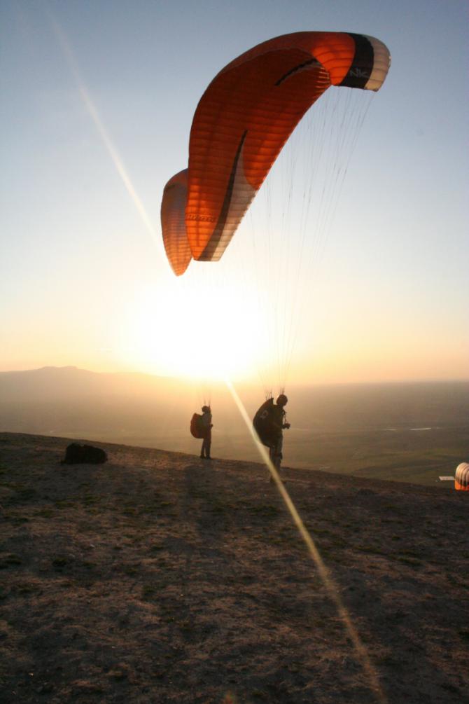 Start von Aguergour (Marokko) zum abendlichen Soaring. Es ist oft möglich in Aguergour, bis in die späten Abendstunden zu soaren, vor allem, wenn's den Tag durch thermisch abging. Das Foto ist entstanden im März 2007.

Danke an Christoph für das tolle Foto.